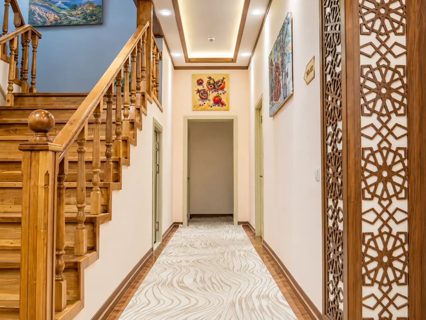 ART ECO HOTEL — Коридор и лестница