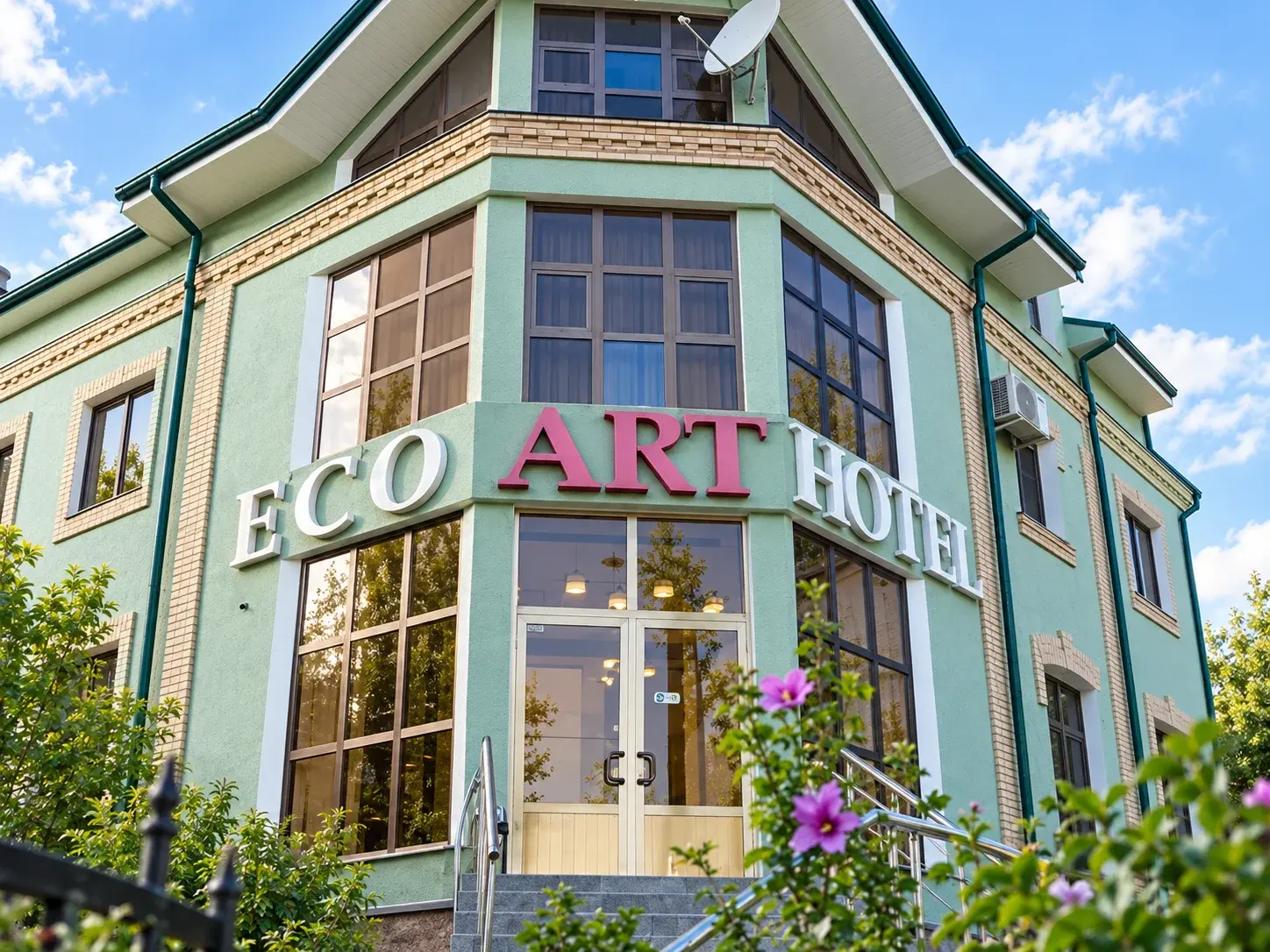 ART ECO HOTEL — Фасад отеля днём